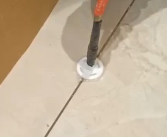和静瓷砖空鼓维修公司专业解答瓷砖在铺贴过程中，如果没有涂抹均匀到位的粘结材料（如水泥砂浆或瓷砖胶），可能会导致以下问题
