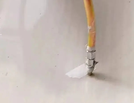 和静瓷砖空鼓维修公司专业解答在瓷砖铺贴过程中，如果使用的砂料过粗（如全部使用了粗砂），可能会导致以下问题