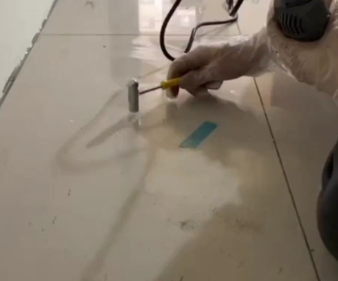 和静瓷砖开裂维修公司专业分享瓷砖在铺贴前如果没有沥干水分，将会导致以下问题